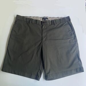 Banana Republic 9" Shorts Men’s Size 38 Army Green Chinos Pockets Core Temp